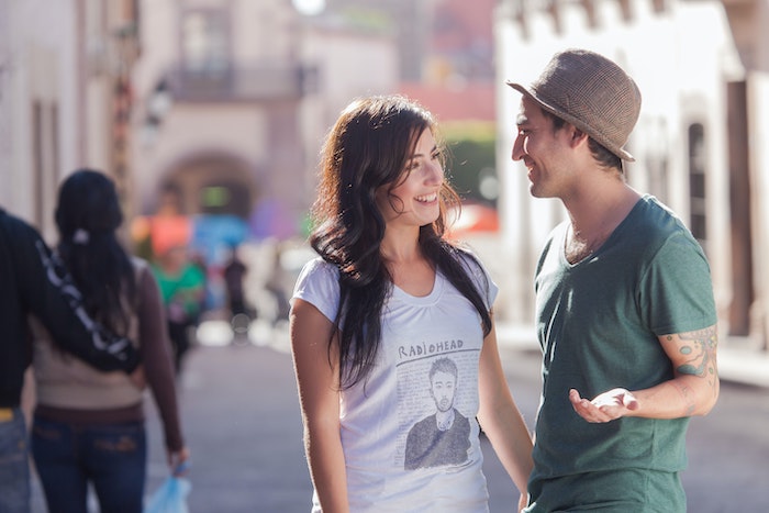 couple discussing ideas on 2nd date